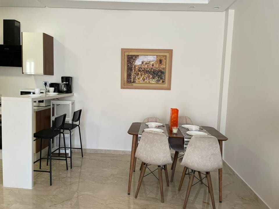 Kitchen or kitchenette, Dining area, minibar, oven