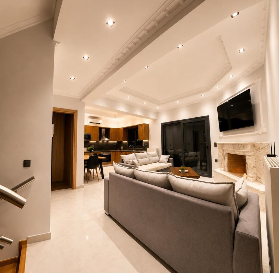 Communal lounge/ TV room, TV and multimedia, Kitchen or kitchenette, Living room, Seating area, fireplace, kitchen