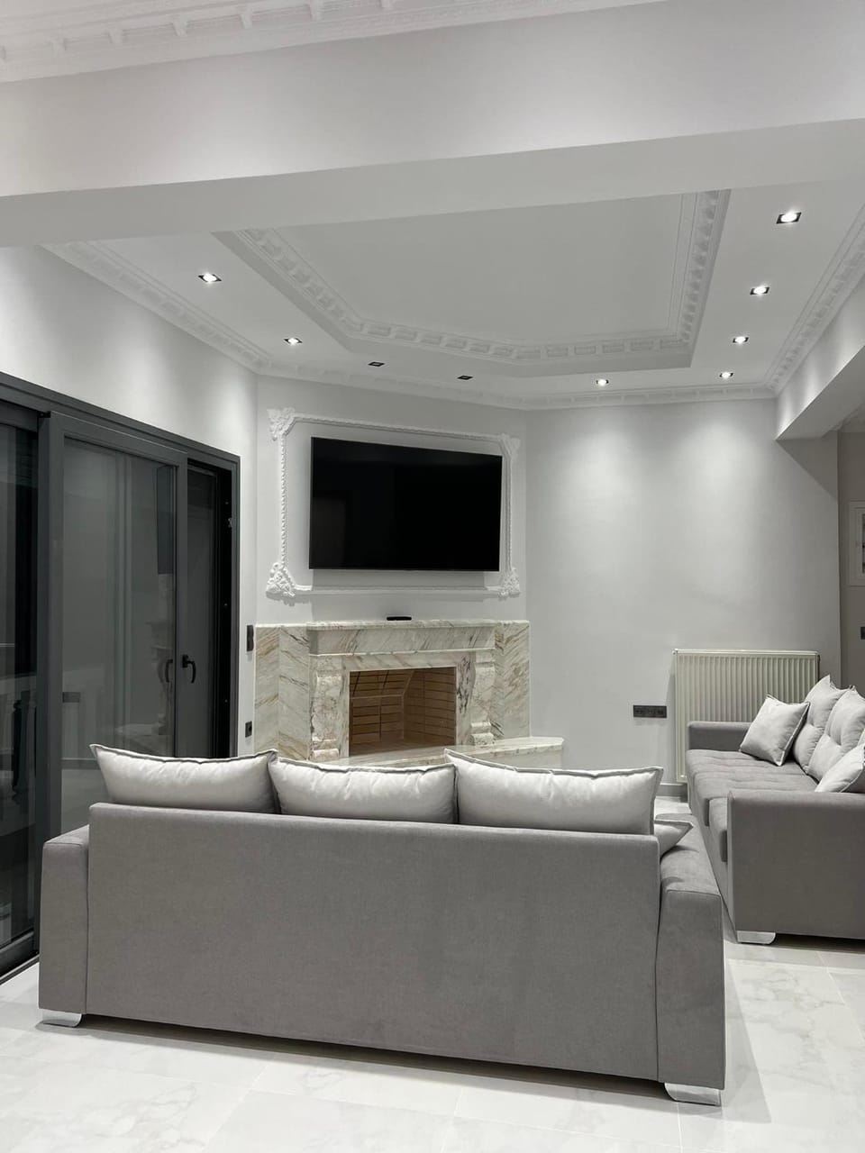 TV and multimedia, Living room, Lounge or bar, Seating area