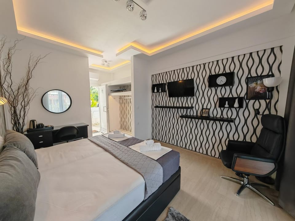 TV and multimedia, Photo of the whole room, Seating area, Bedroom, air conditioner
