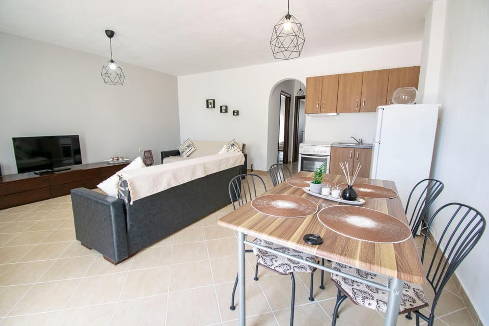 TV and multimedia, Kitchen or kitchenette, Photo of the whole room, Dining area