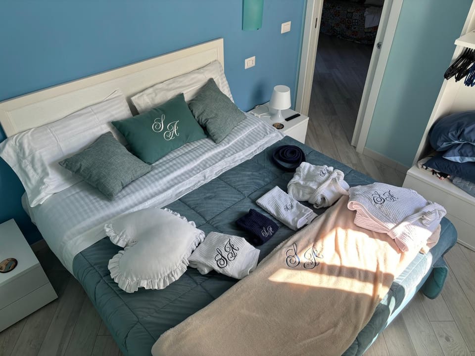 Bed, Bedroom, towels