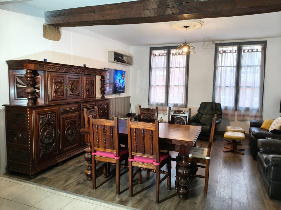 Living room, Seating area, Dining area, Meals