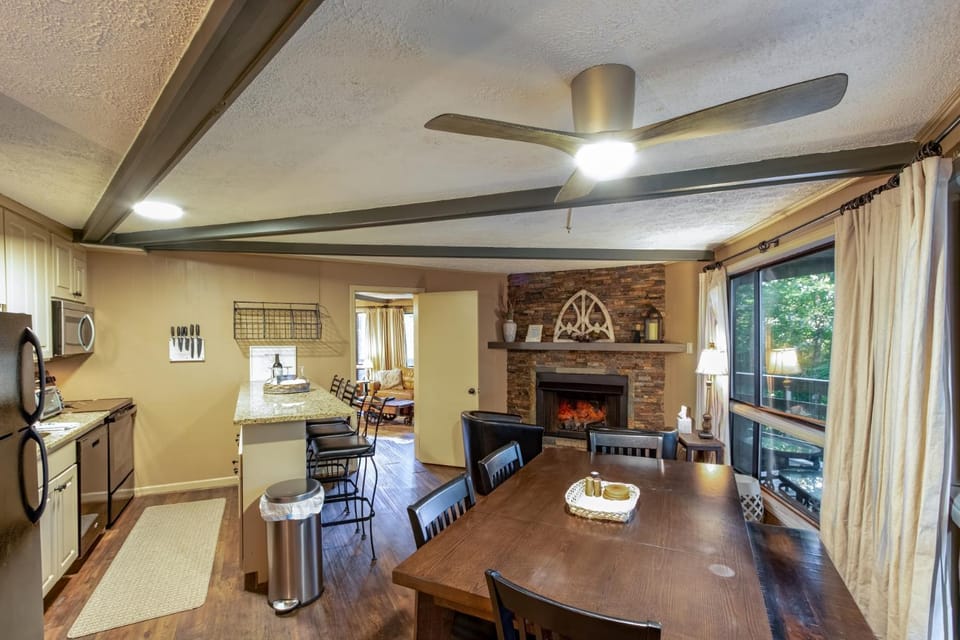 Kitchen or kitchenette, Dining area, flat iron
