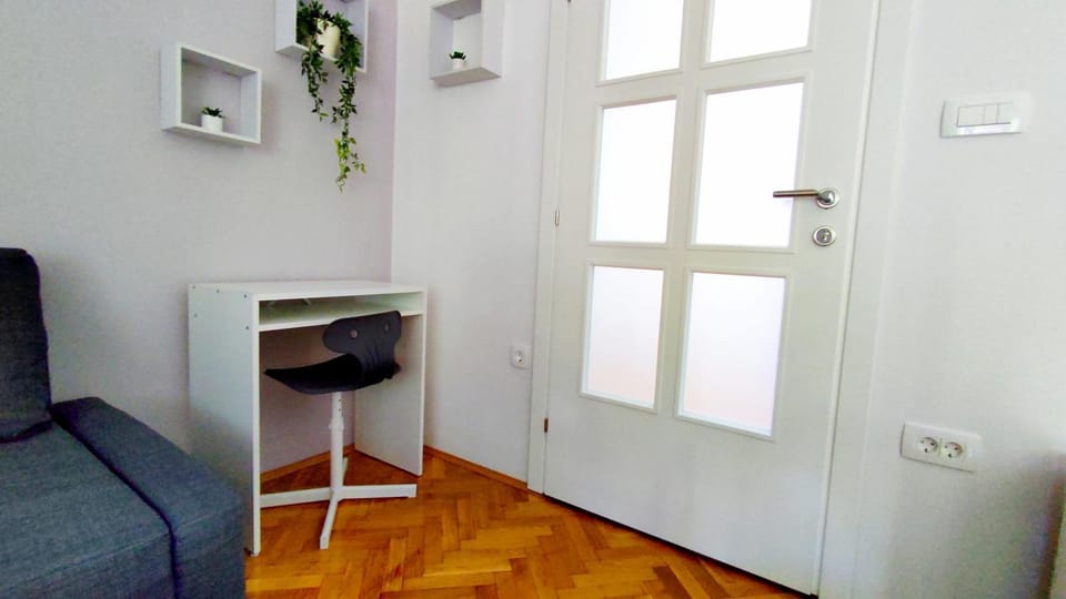 Living room, Seating area, internet