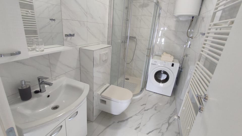 Shower, Toilet, Bathroom, Bath, towels, washing machine