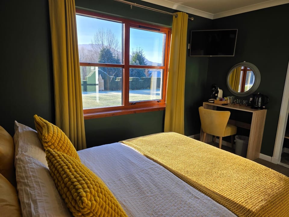 Bed, TV and multimedia, Photo of the whole room, Bedroom