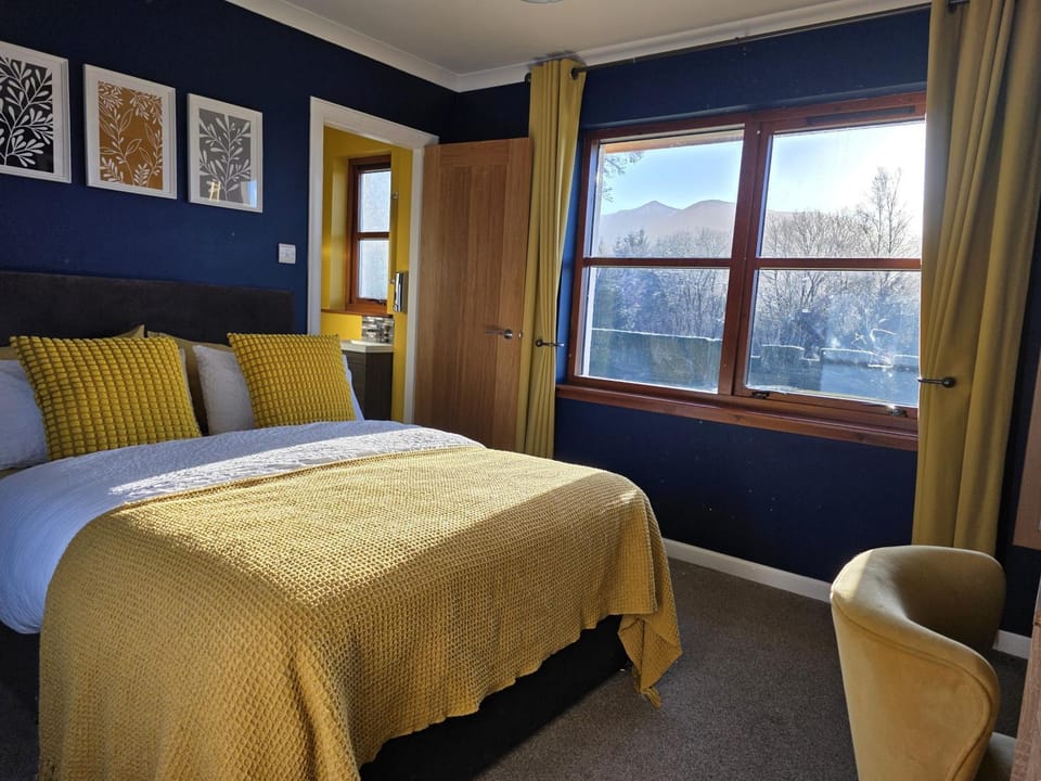Bedroom, Mountain view