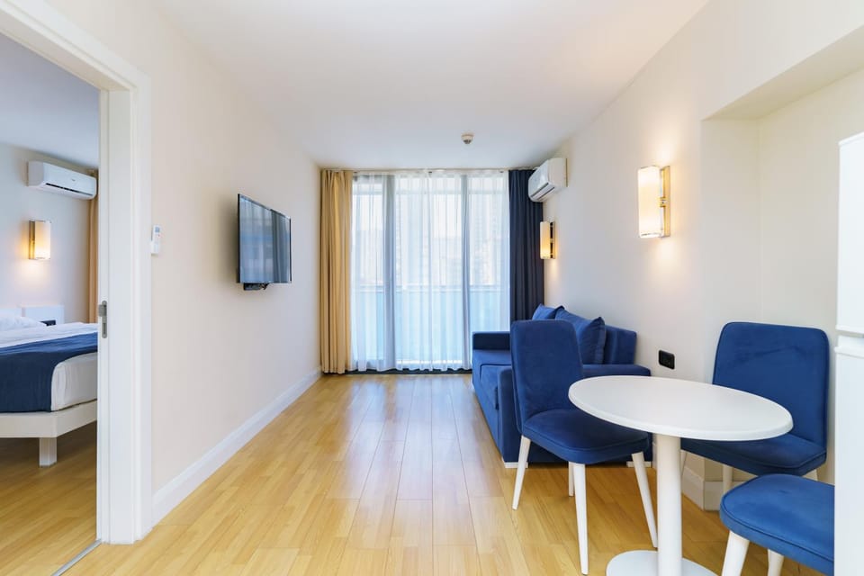 Bed, TV and multimedia, Living room, Photo of the whole room, Seating area, Dining area, Bedroom