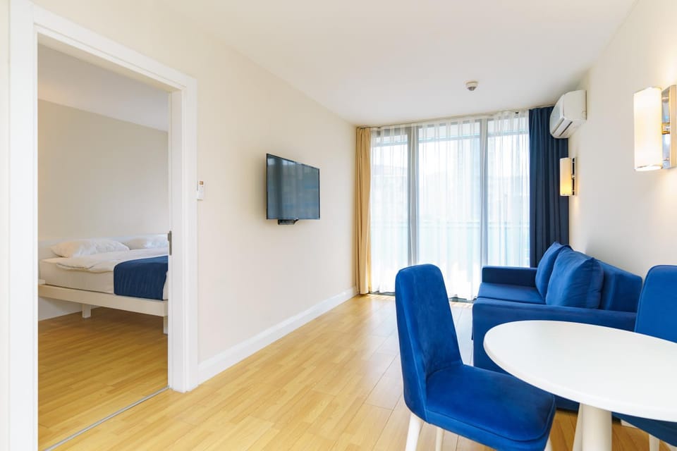 Bed, TV and multimedia, Living room, Photo of the whole room, Seating area, Bedroom