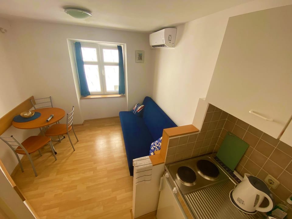 Kitchen or kitchenette, Seating area, cot