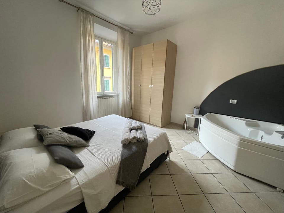 Hot Tub, Bedroom