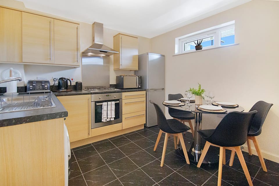 Coffee/tea facilities, Kitchen or kitchenette, Dining area, microwave, oven, stove, toaster
