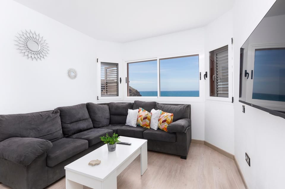 Communal lounge/ TV room, Sea view