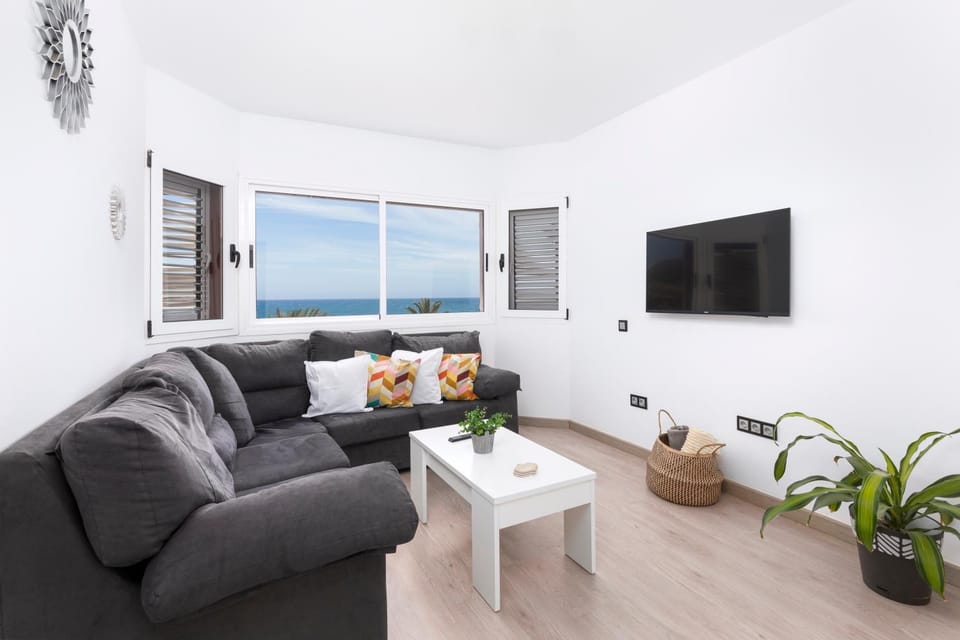 Communal lounge/ TV room, Sea view