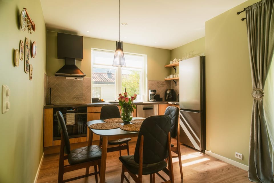 Kitchen or kitchenette, Dining area