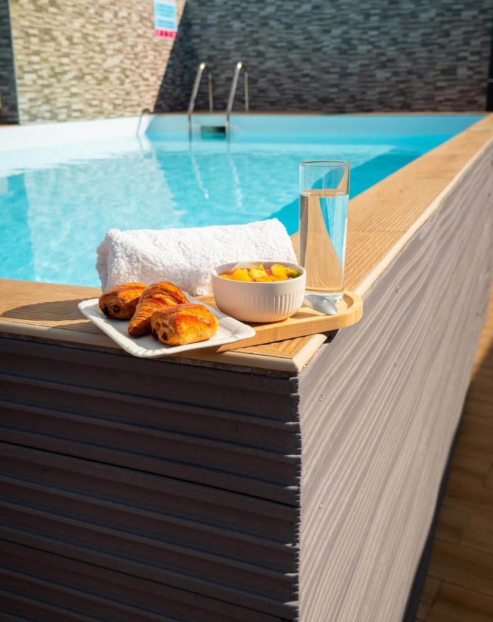 Food, Pool view, Swimming pool, Breakfast, Continental breakfast, Drinks