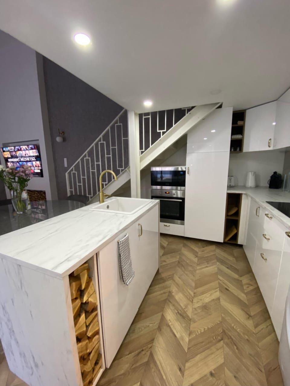 Kitchen or kitchenette, minibar