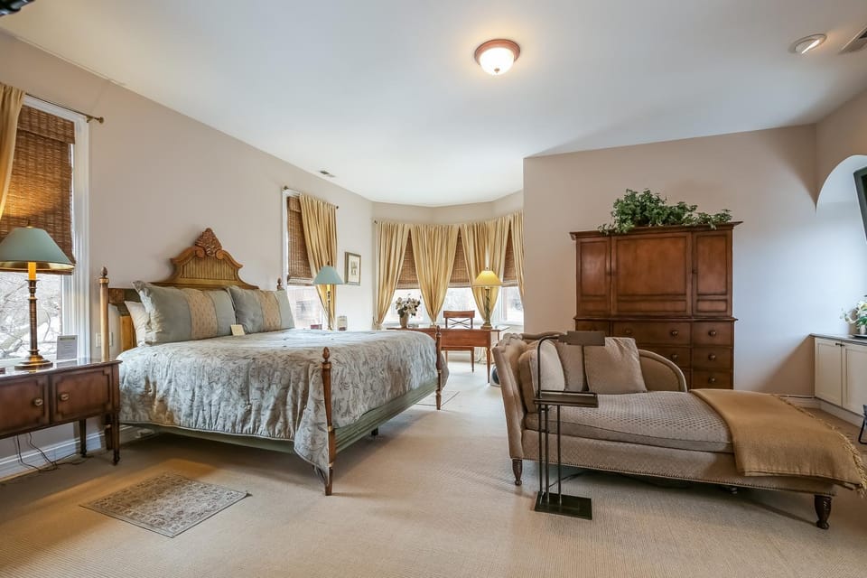 Harvey House Bed & Breakfast Bed and Breakfast in Oak Park