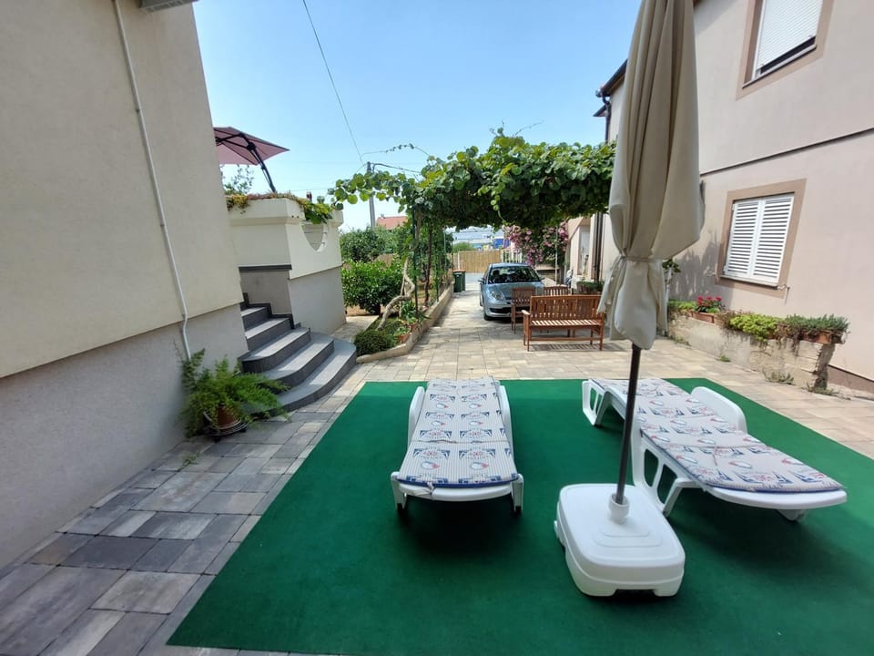 Property building, Patio, Inner courtyard view, Parking