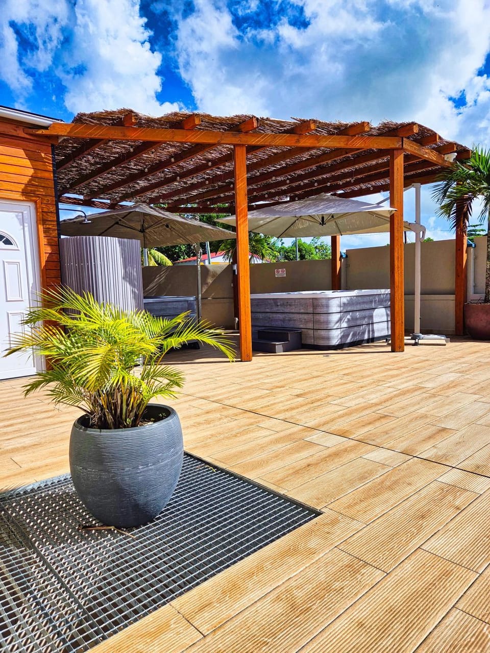 Évasion en Plein Cœur de Port-Louis T2 avec Piscine, Jacuzzis, Sauna, Tapas & Mocktails Apartment in Grande-Terre, Guadeloupe