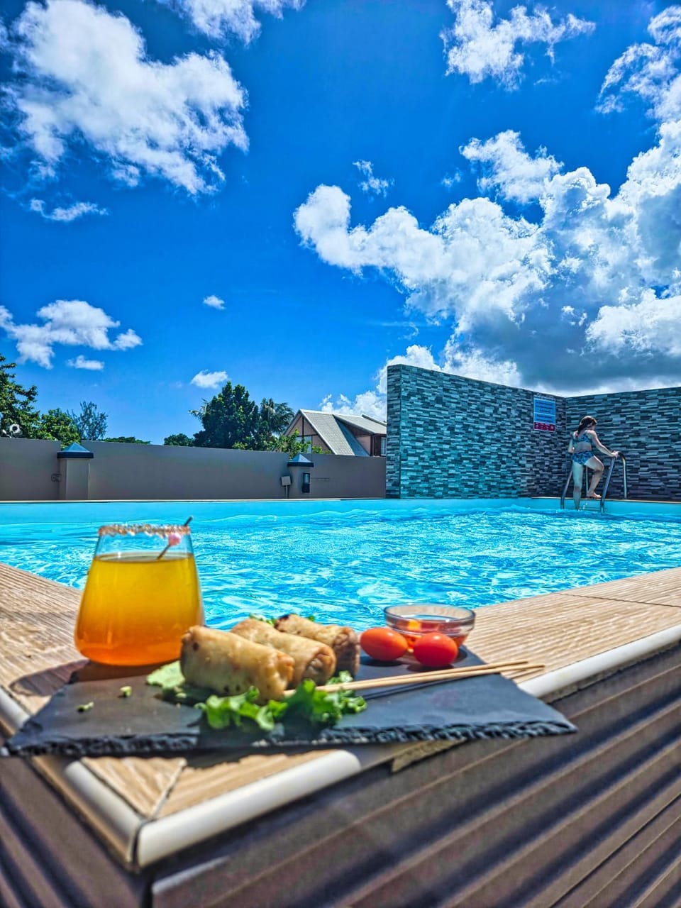 Restaurant/places to eat, Day, Food and drinks, Food, Pool view, Swimming pool, Drinks, sunbed