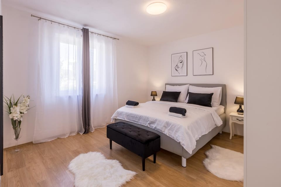 Bed, Photo of the whole room, Bedroom, towels