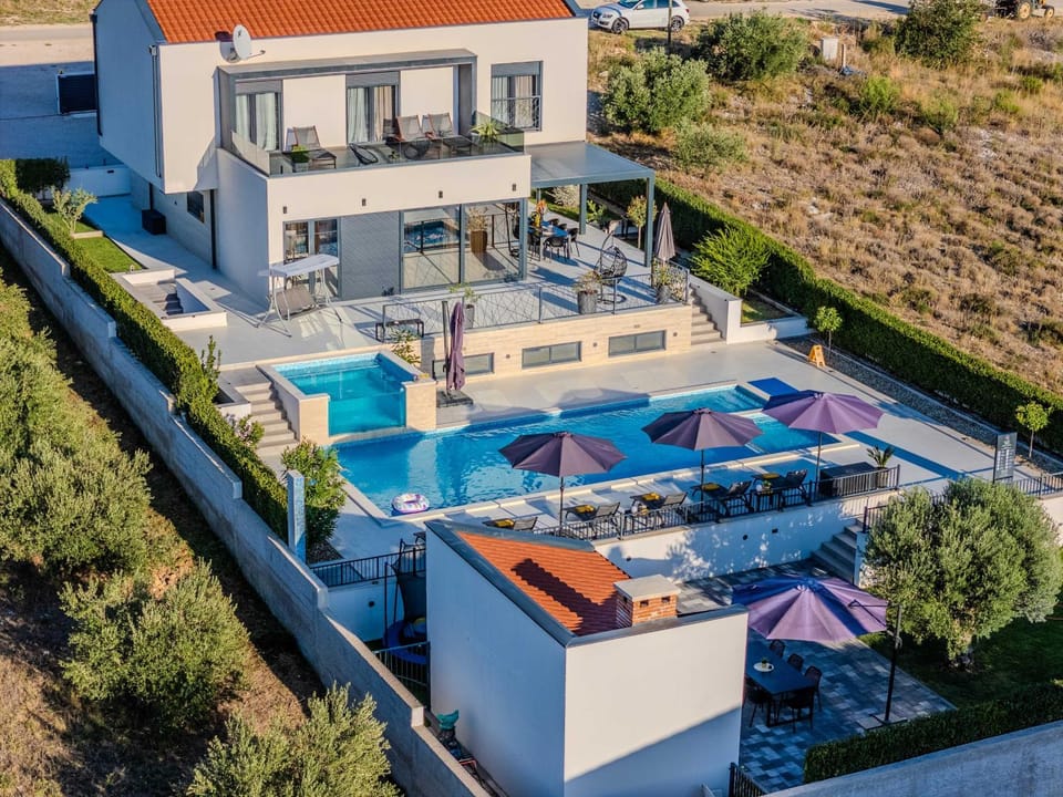 Property building, Day, Bird's eye view, Pool view, Swimming pool, sunbed