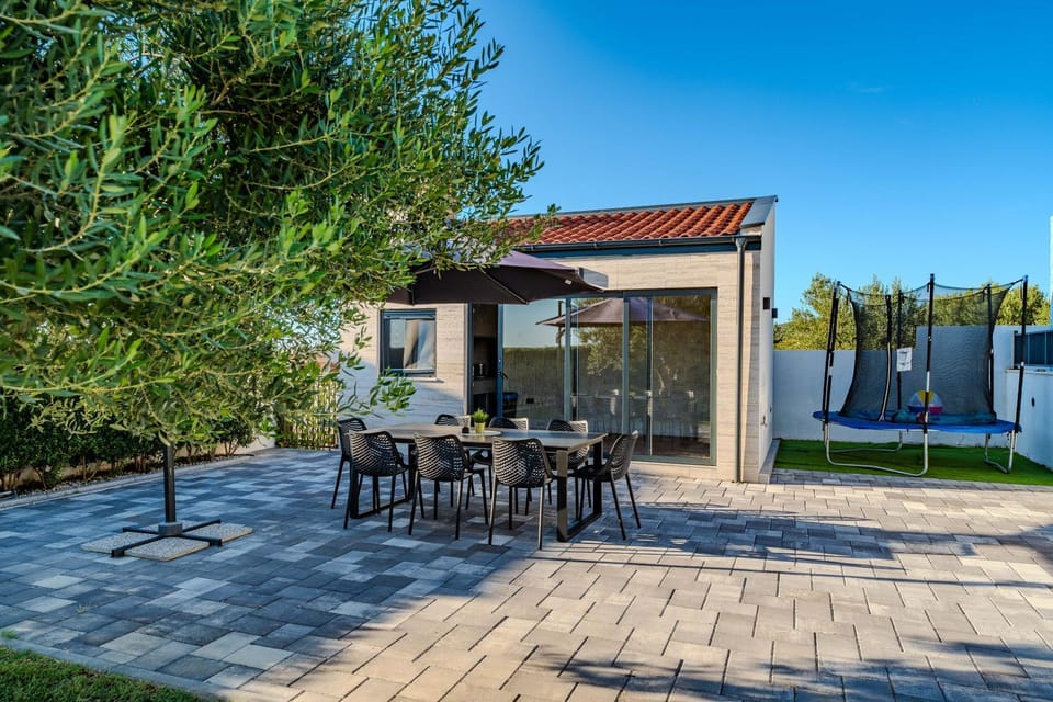 Patio, Spring, Day, Garden, Dining area, Garden view