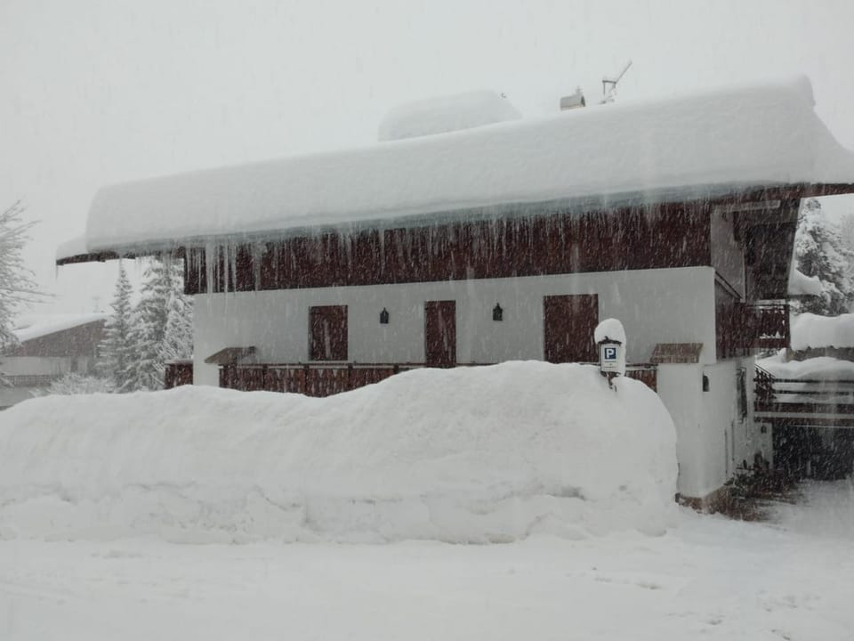 Property building, Winter, Parking