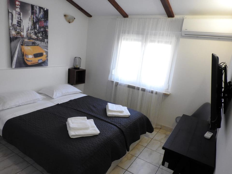 Bed, TV and multimedia, Bedroom