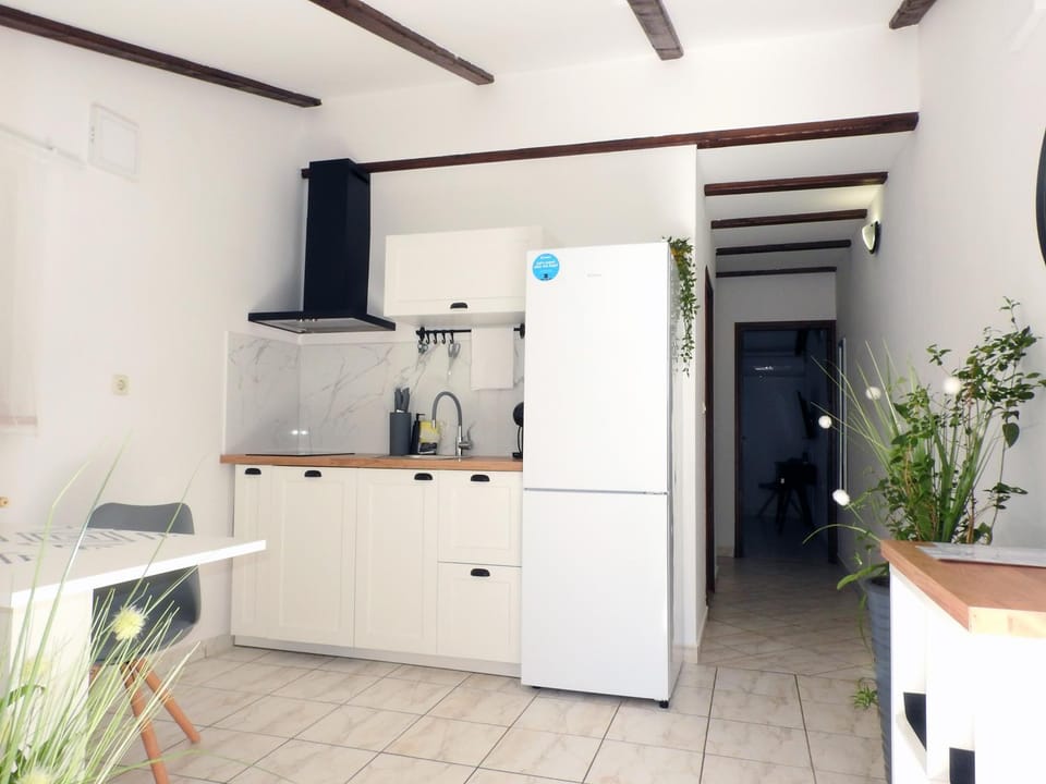 Dining area, kitchen