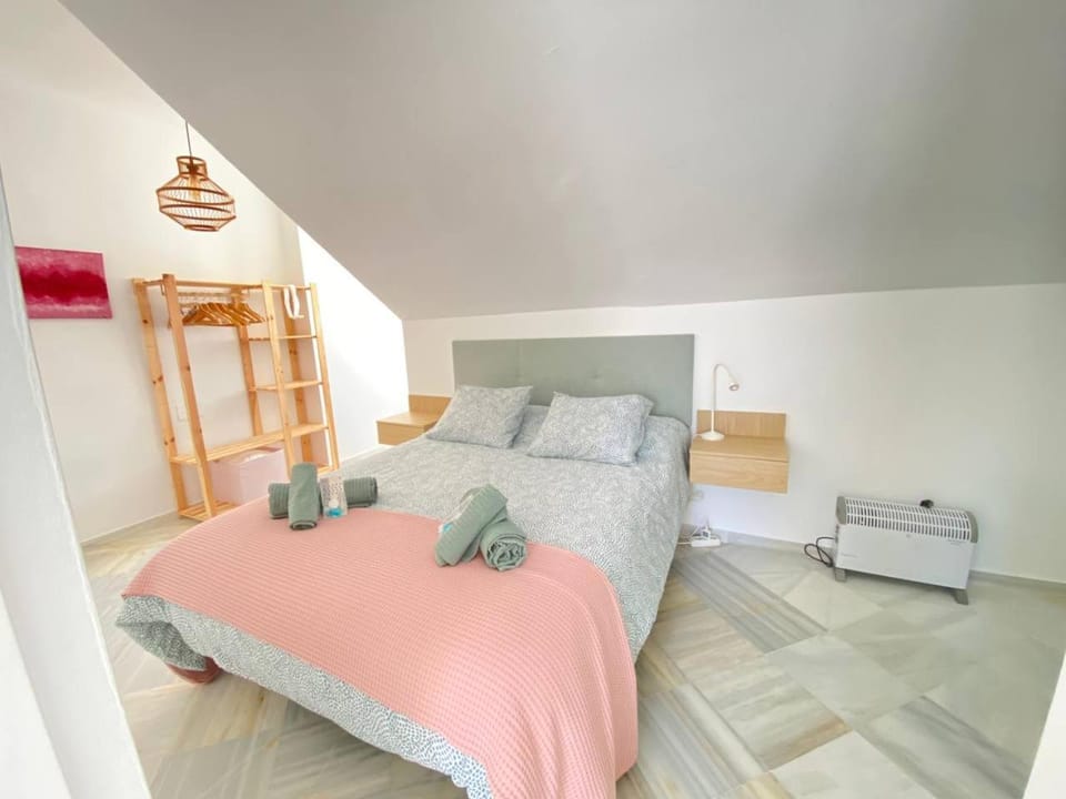 Bed, Photo of the whole room, Bedroom, towels