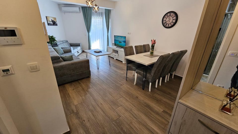 TV and multimedia, Living room, Seating area, Dining area