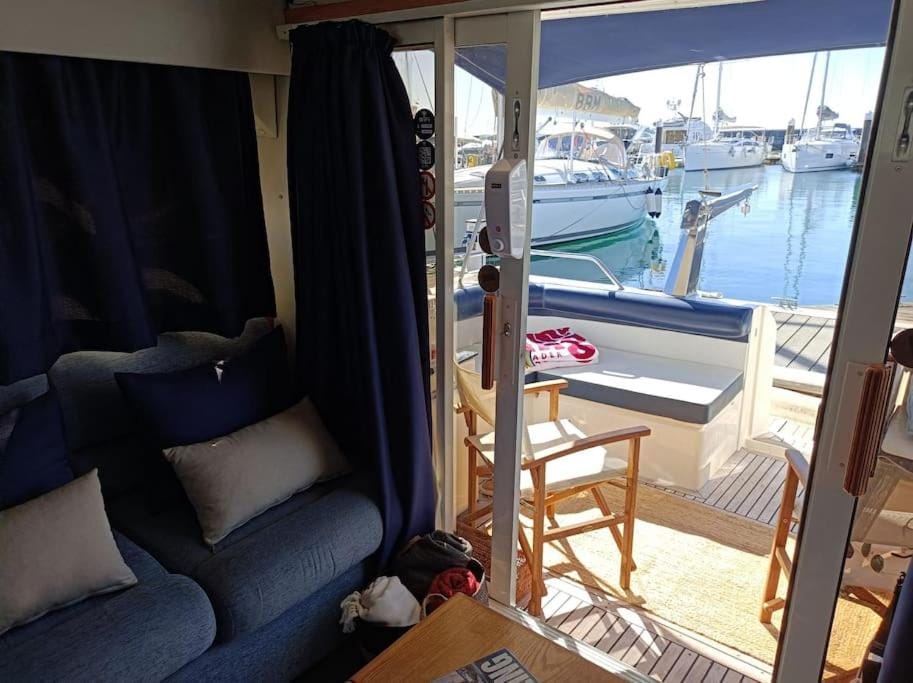 Barco Apartamento Buzios III Cascais Docked boat in Cascais