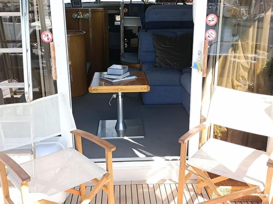 Barco Apartamento Buzios III Cascais Docked boat in Cascais