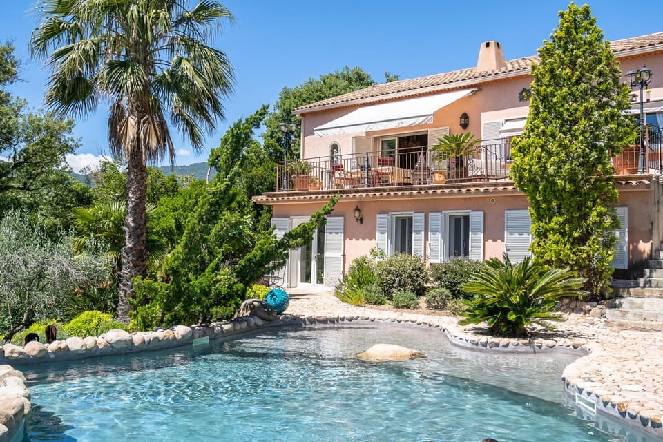 Property building, Patio, Day, Garden, Floor plan, Swimming pool