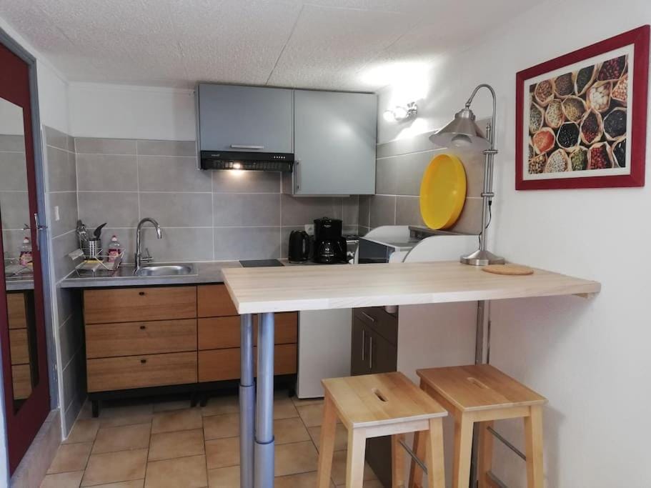 Kitchen or kitchenette, Dining area, minibar, stove