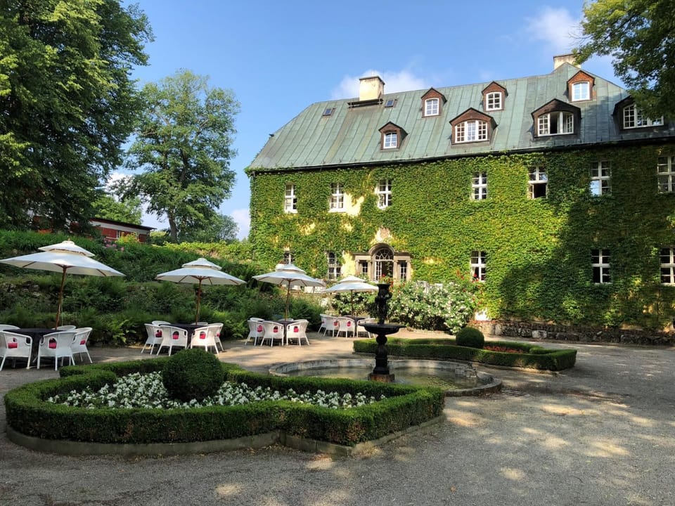 Property building, Restaurant/places to eat, Facade/entrance, Garden