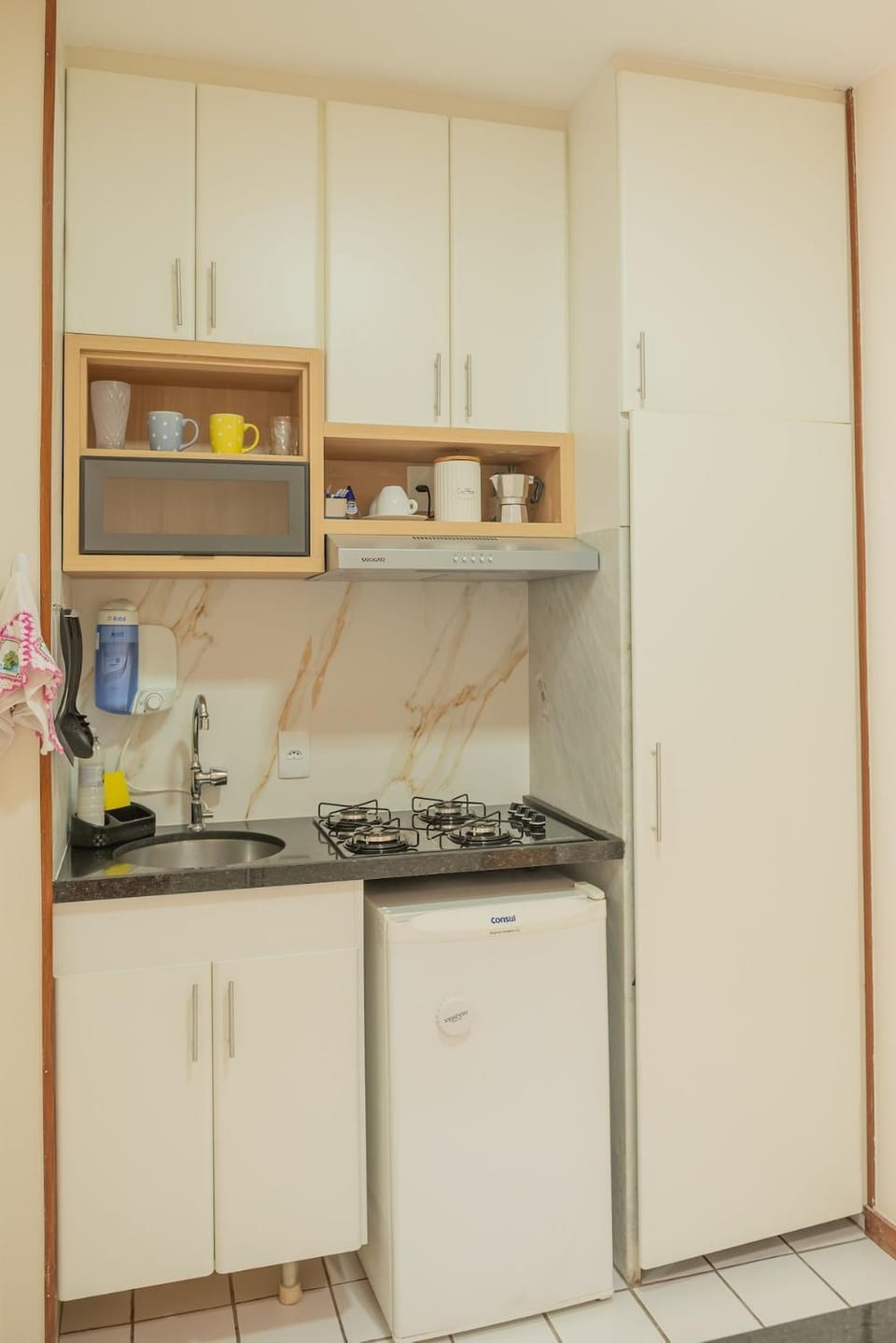 Kitchen or kitchenette, minibar, stove