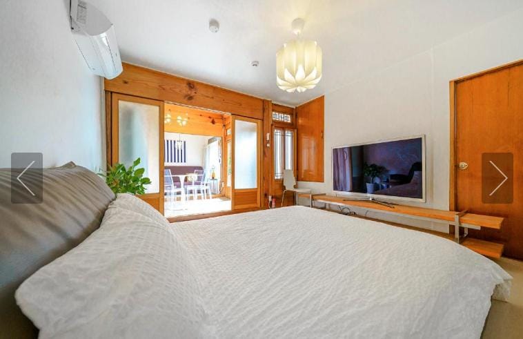 Communal lounge/ TV room, Bed, TV and multimedia, Photo of the whole room, Bedroom