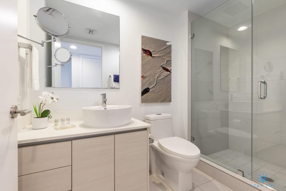 Upper studio with Balcony,Pool and Gym, Near Beach House in Hallandale Beach