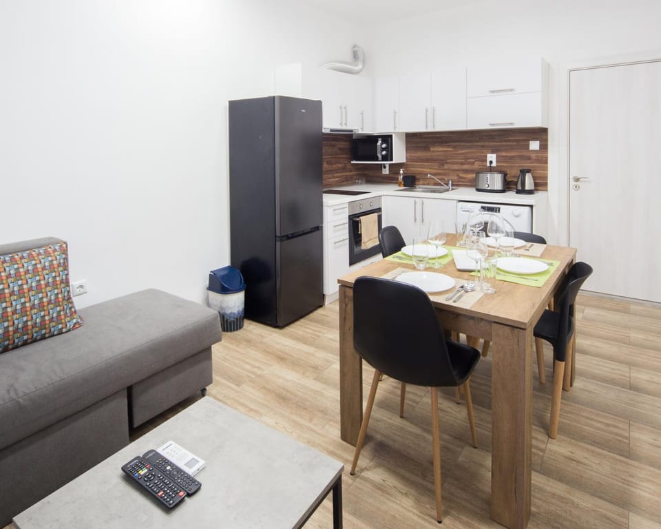 Kitchen or kitchenette, Living room, Seating area, Dining area