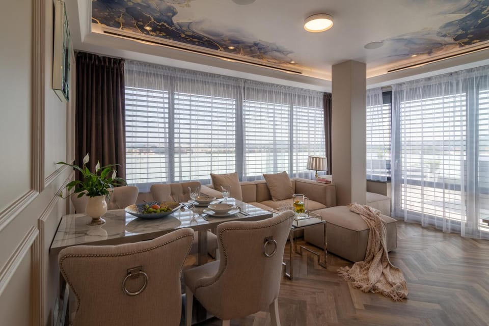 Living room, Seating area, Dining area