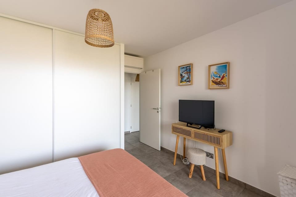 Bed, TV and multimedia, Bedroom