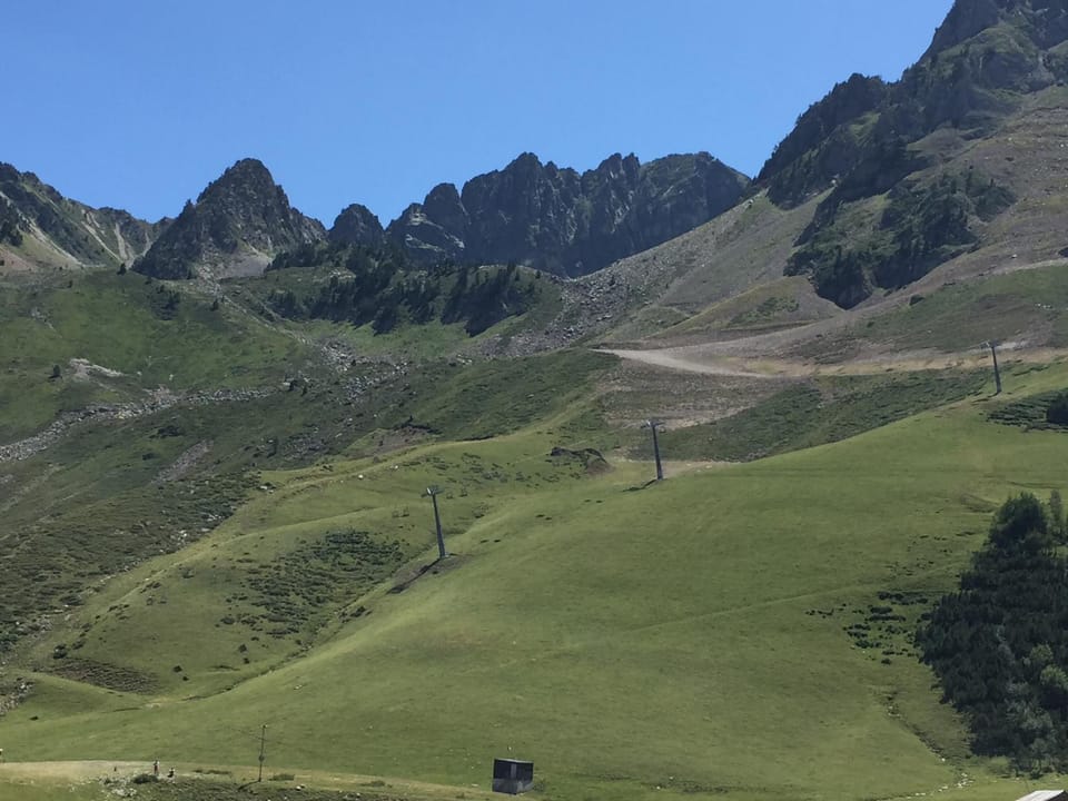 Pied pistes Rés FACE SUD Studio cabine 4 pers Parking couvert Cabin in Occitanie