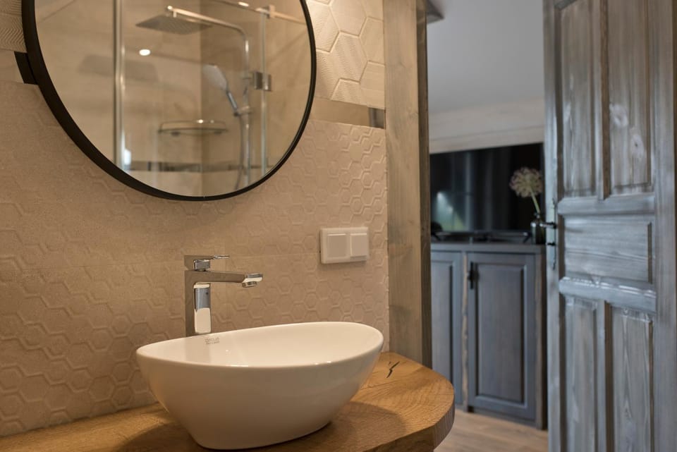 Shower, Bathroom, TV and multimedia