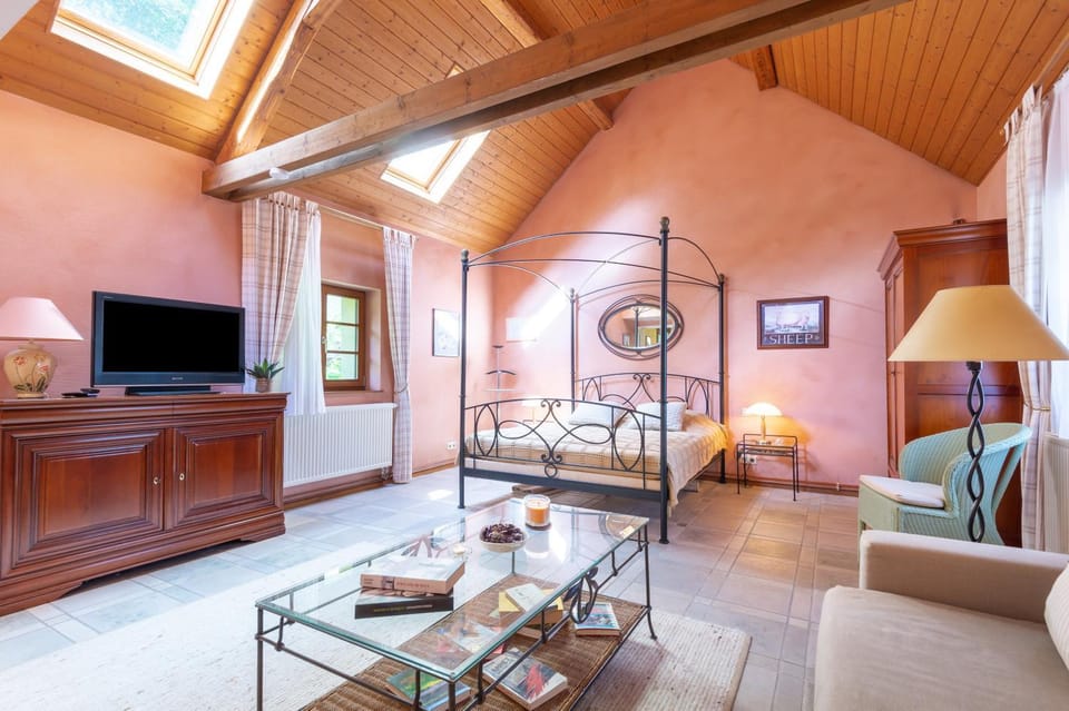 Bed, TV and multimedia, Living room, Bedroom