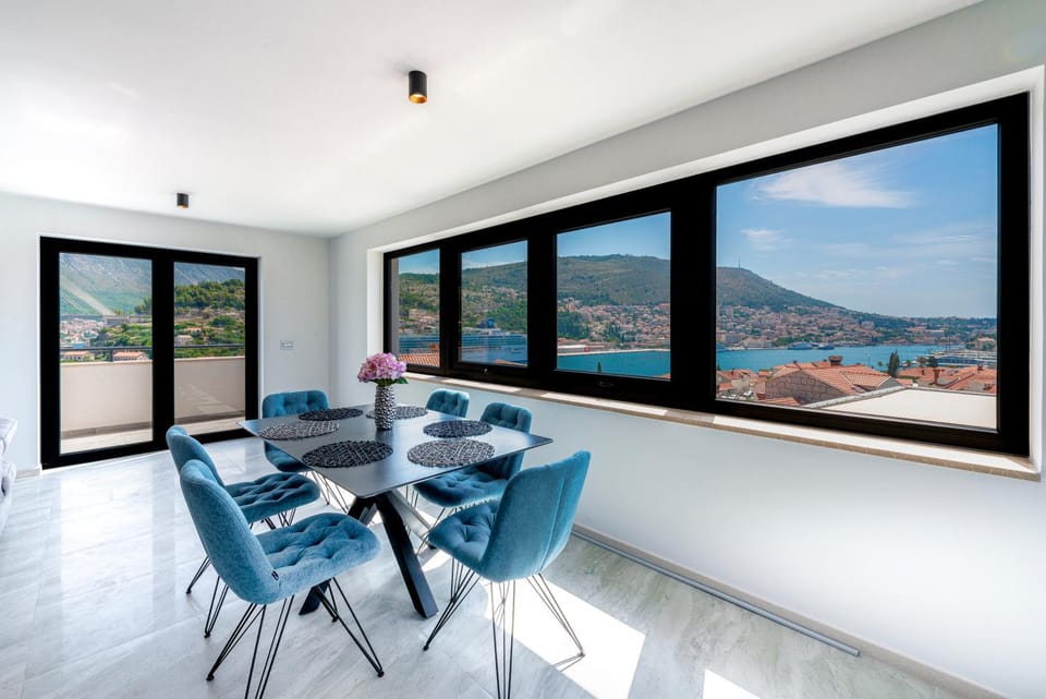 View (from property/room), Dining area, Sea view