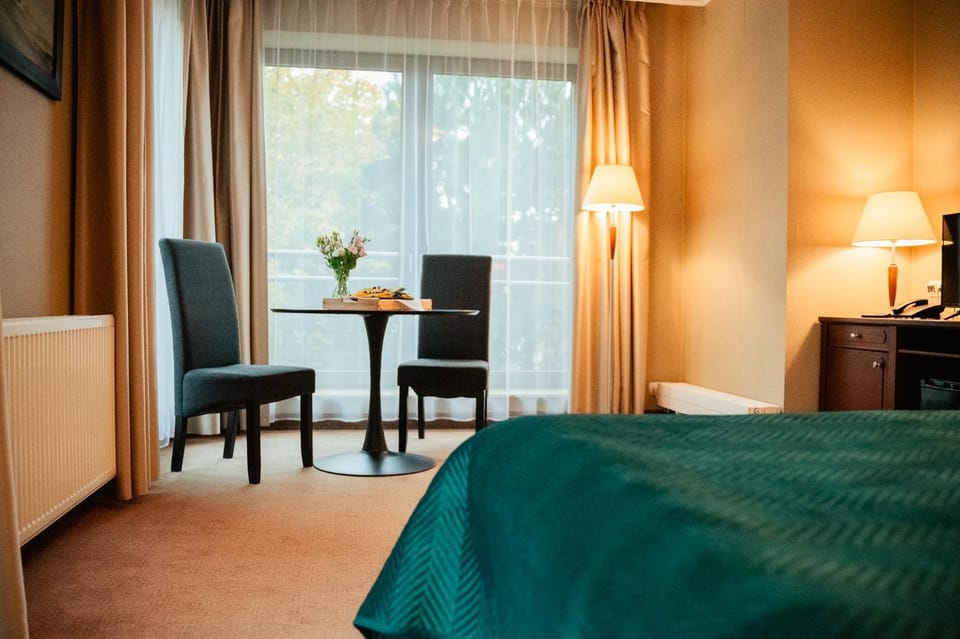 Photo of the whole room, furniture, air conditioner